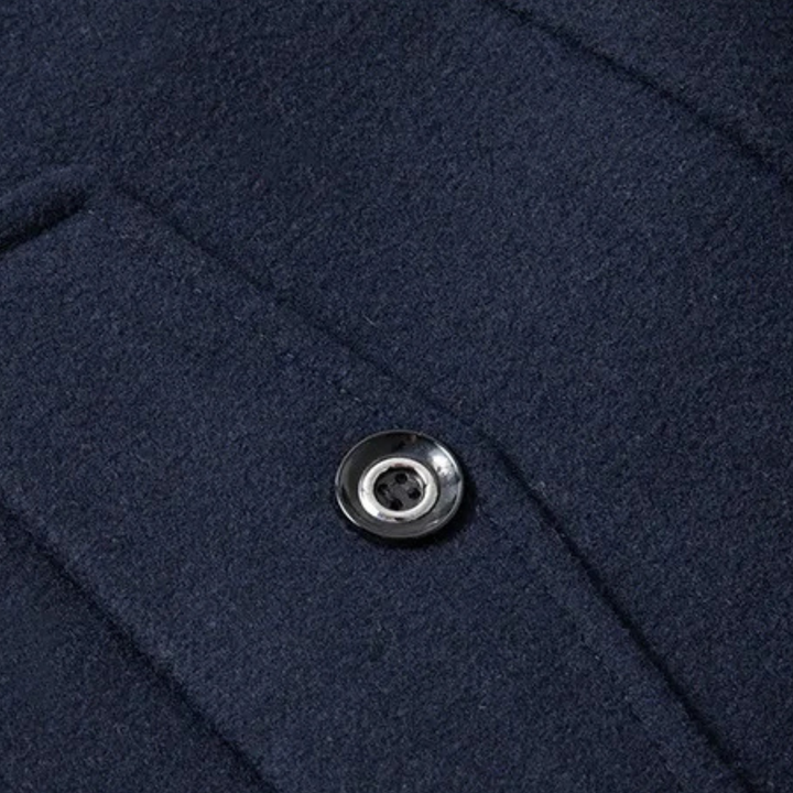 Trench coat homme, manteau long élégant, confortable et chic pour la mode masculine actuelle.