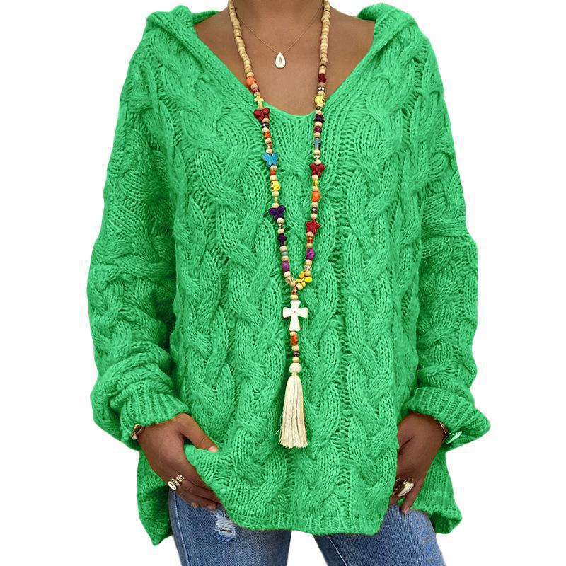 Détail du col et motifs torsadés du pull femme. Confort et chaleur assurés pour la mode hivernale.