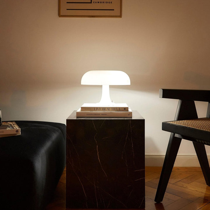 Lampe champignon orange rétro, design italien vintage, lumière douce pour décoration intérieure stylée.