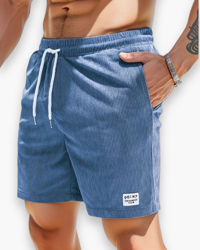 Short décontracté homme, coupe confortable et style estival moderne pour les loisirs et la plage.