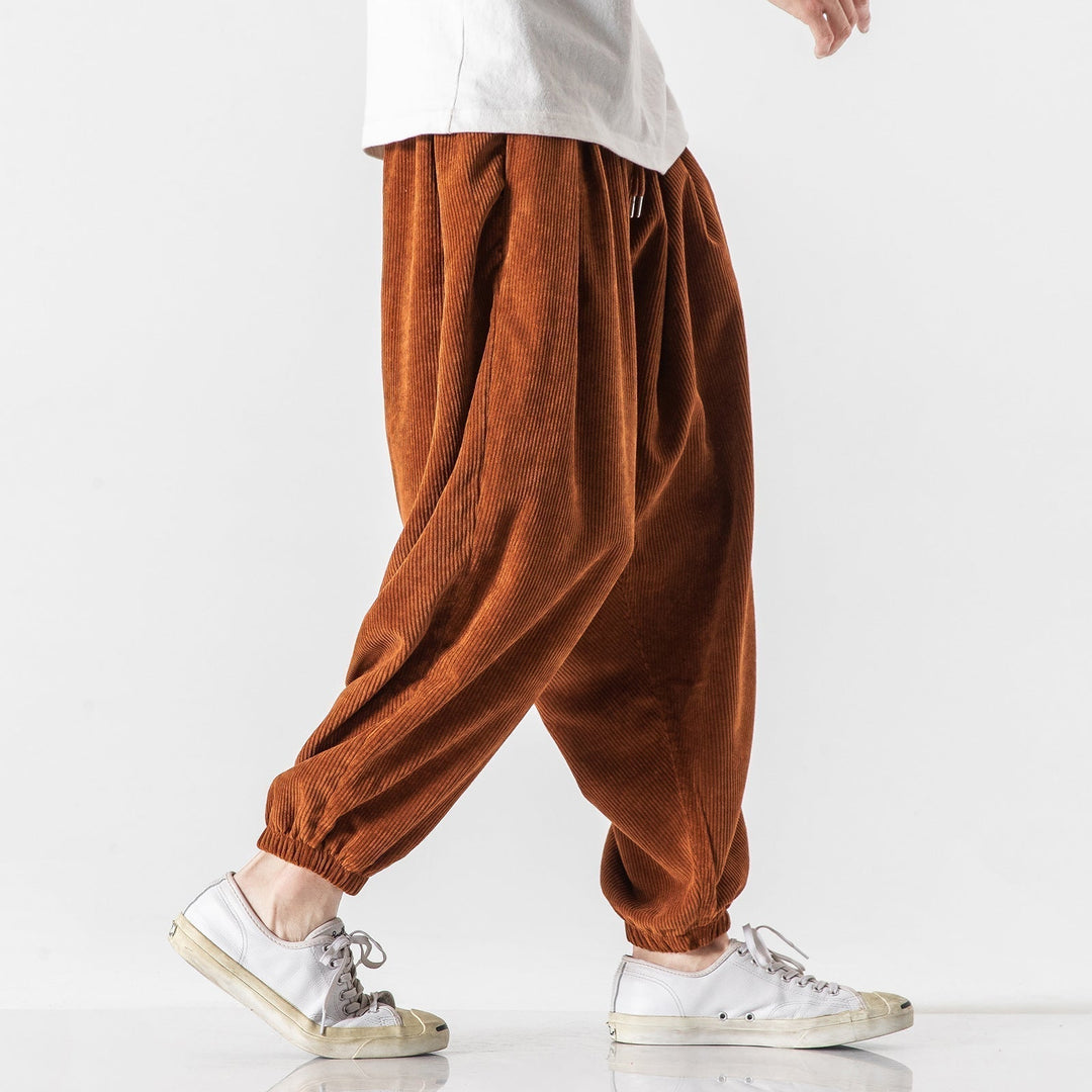 Pantalon large homme rose décontracté, style moderne et audacieux pour un look unique et confortable.