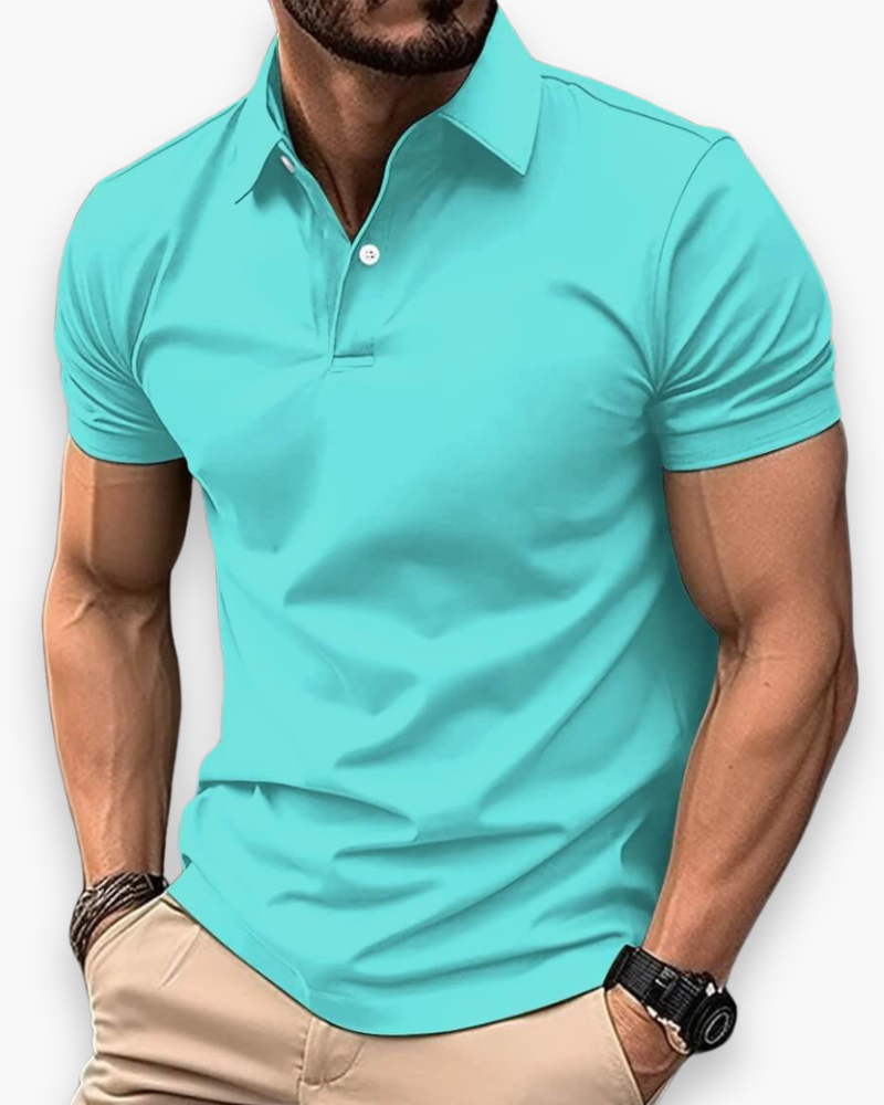 Pile de polos homme (vert, blanc, noir). Collection classique, confortable et élégante pour mode masculine d'été.