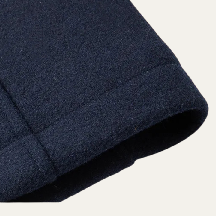 Manteau homme élégant, trench long bleu marine, idéal pour toutes saisons et mode masculine urbaine.
