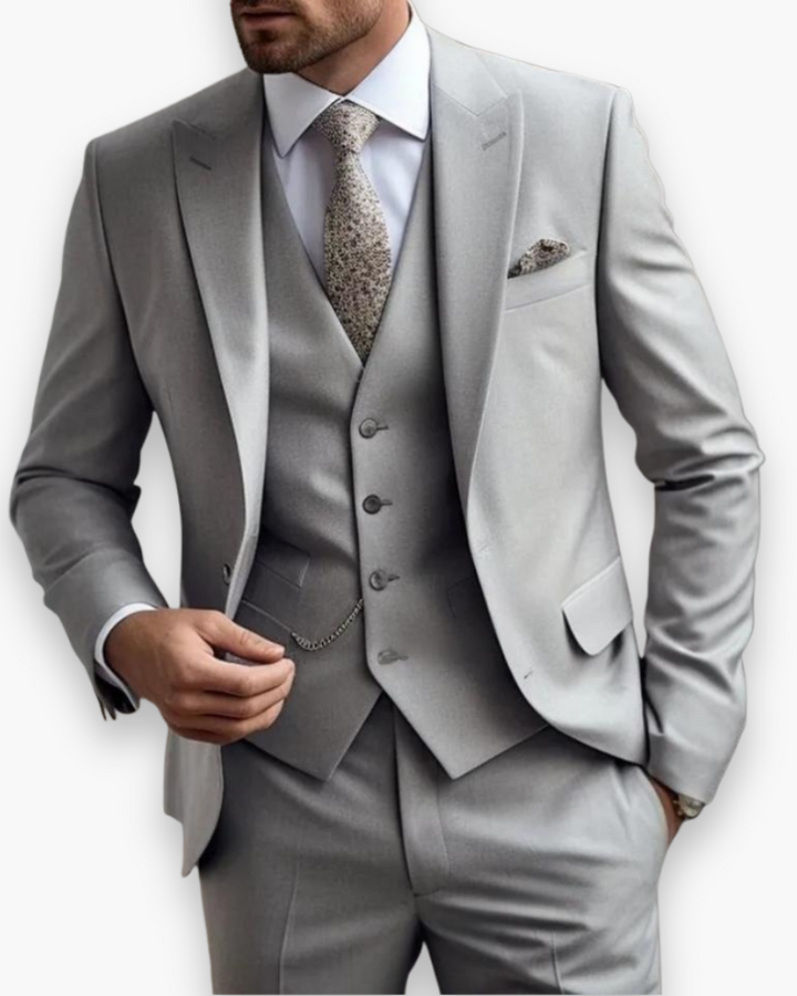 Costume 3 pièces homme slim fit, style moderne et sophistiqué pour occasions spéciales.
