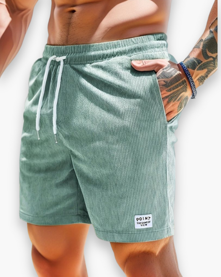 Short décontracté homme plié, tissu léger et doux, parfait pour le confort estival et les voyages de vacances.