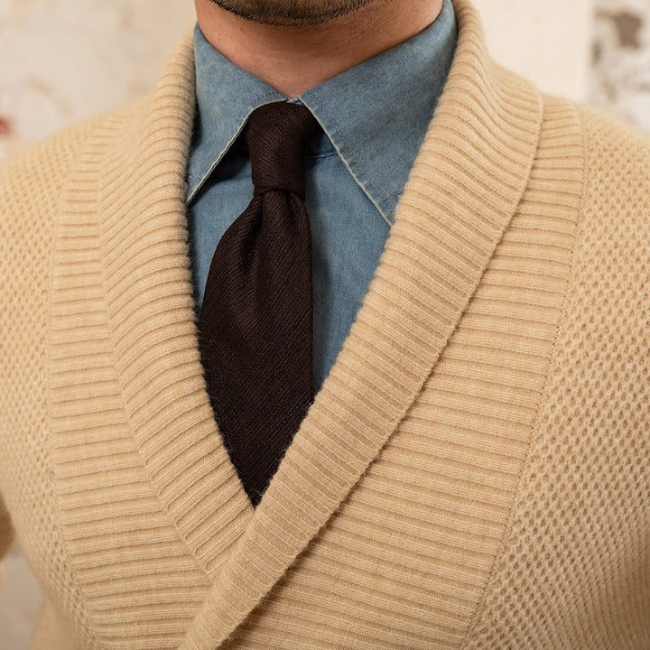 Vêtement d'hiver : cardigan homme croisé, maille chaude et élégante, apporte style et confort sophistiqué.