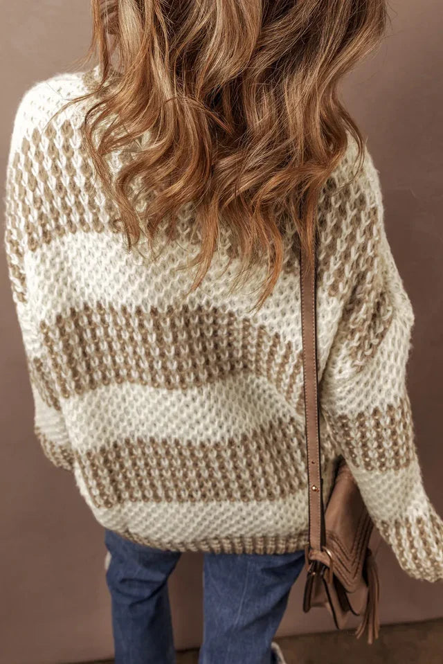 Pull femme structuré beige en tricot. Chandail chaud et élégant, idéal pour la mode hivernale décontractée.