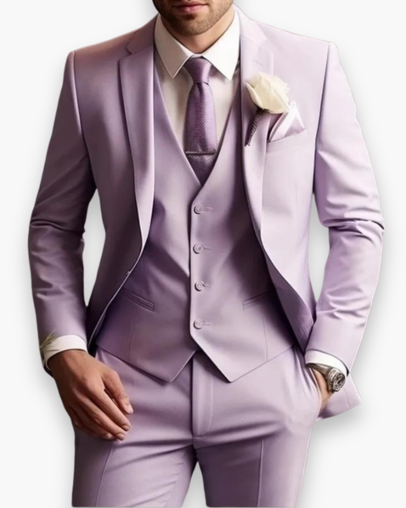 Tenue de mariage homme : costume 3 pièces avec gilet coordonné, look formel élégant.