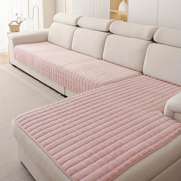 Housse de canapé grise foncée matelassée, offre confort et protection durable contre taches et usure.