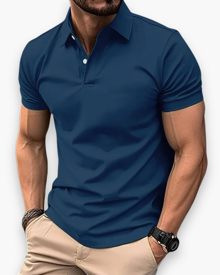 Homme portant un polo blanc classique. Look décontracté et élégant, confort sportif pour l'été et le quotidien.