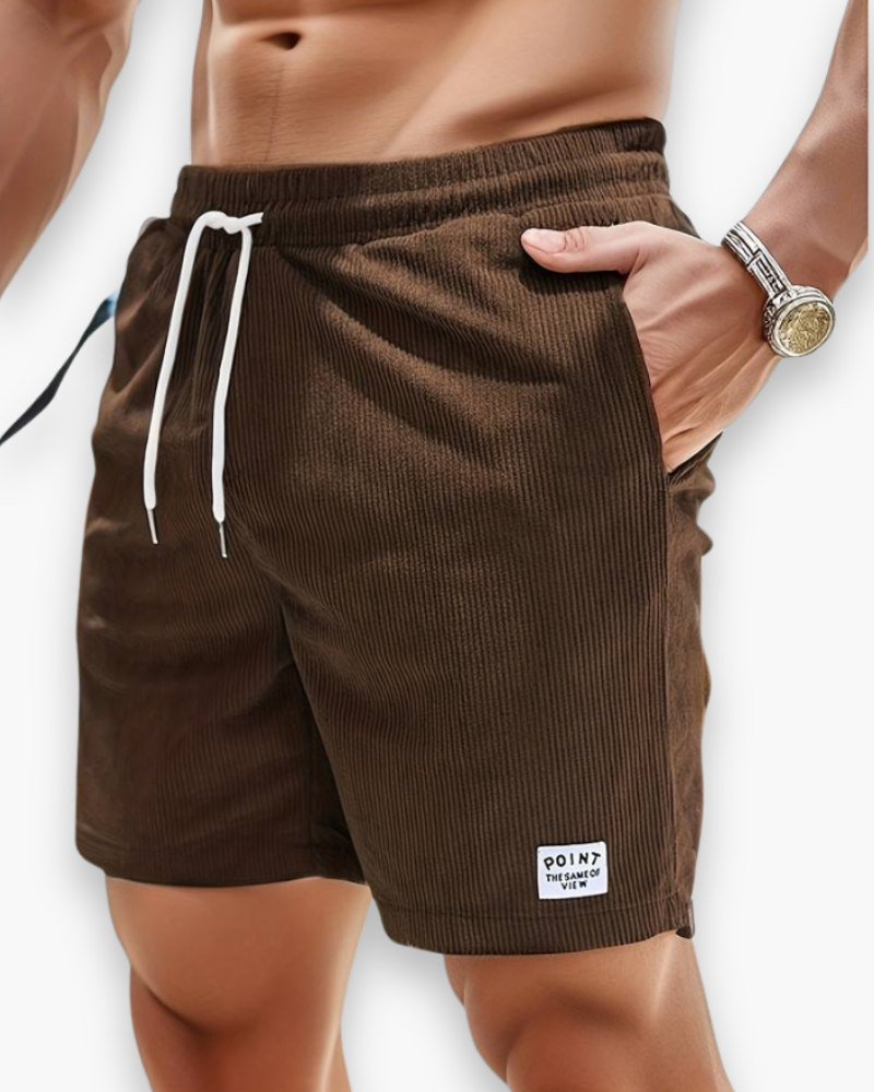 Vue arrière d'un short décontracté homme bleu, avec poches pratiques pour un confort estival en loisirs.
