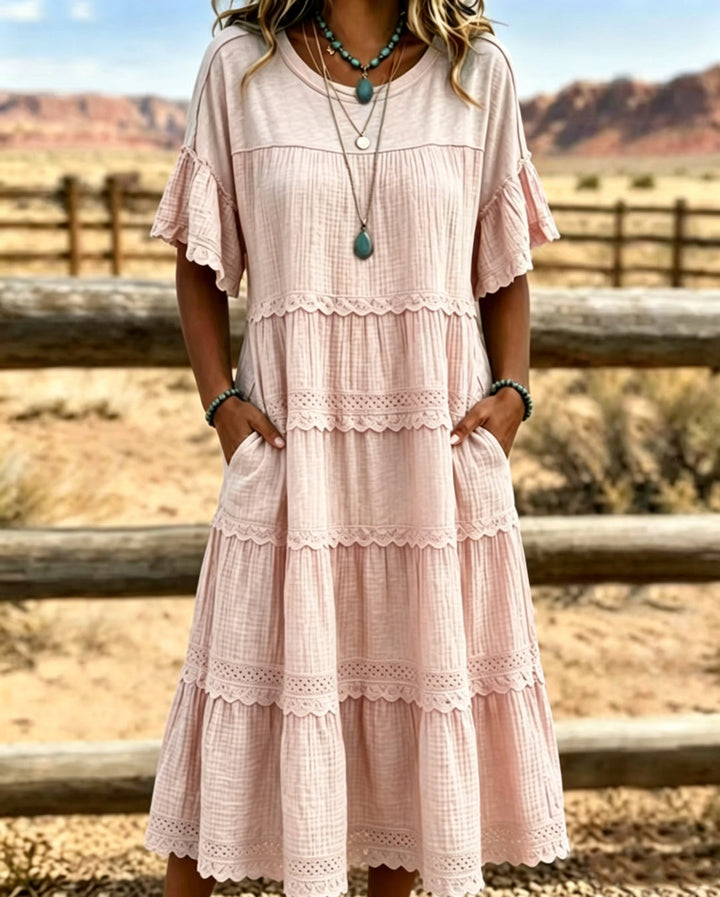 Texture du coton et lin sur une robe midi femme, volants délicats, idéale pour un look estival confortable.