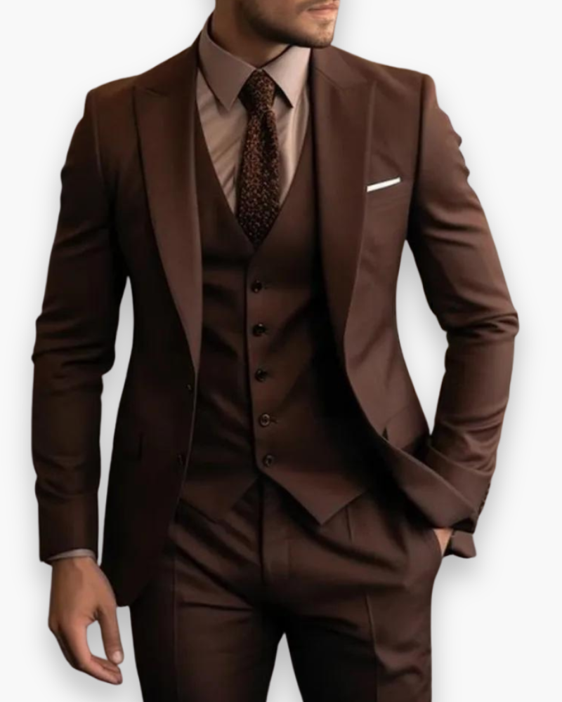 Élégant costume homme 3 pièces gris anthracite avec gilet, parfait pour cérémonie ou bureau.