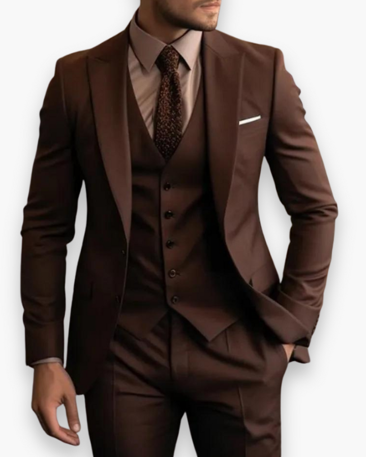 Élégant costume homme 3 pièces gris anthracite avec gilet, parfait pour cérémonie ou bureau.