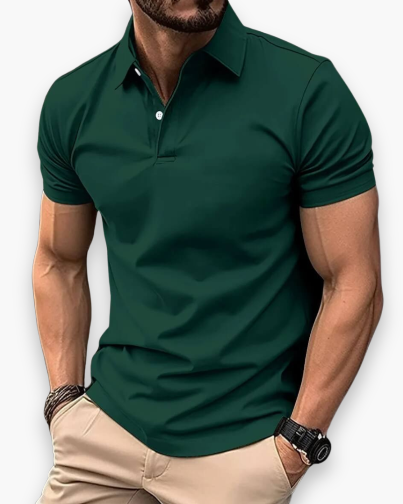 Polo homme vert classique, manches courtes. Idéal pour un look élégant et décontracté, confort sportif au quotidien.