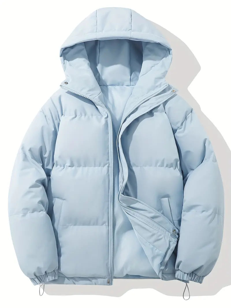 Doudoune homme décontractée, matelassée et à capuche, assurant chaleur et style pour toutes activités hivernales.