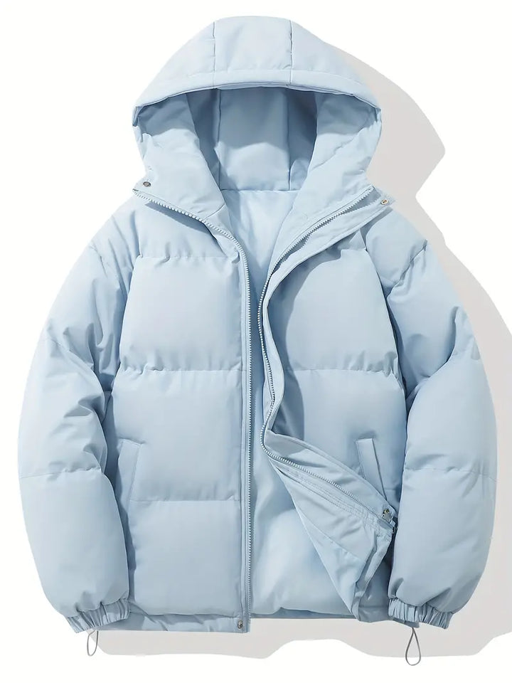 Doudoune homme décontractée, matelassée et à capuche, assurant chaleur et style pour toutes activités hivernales.