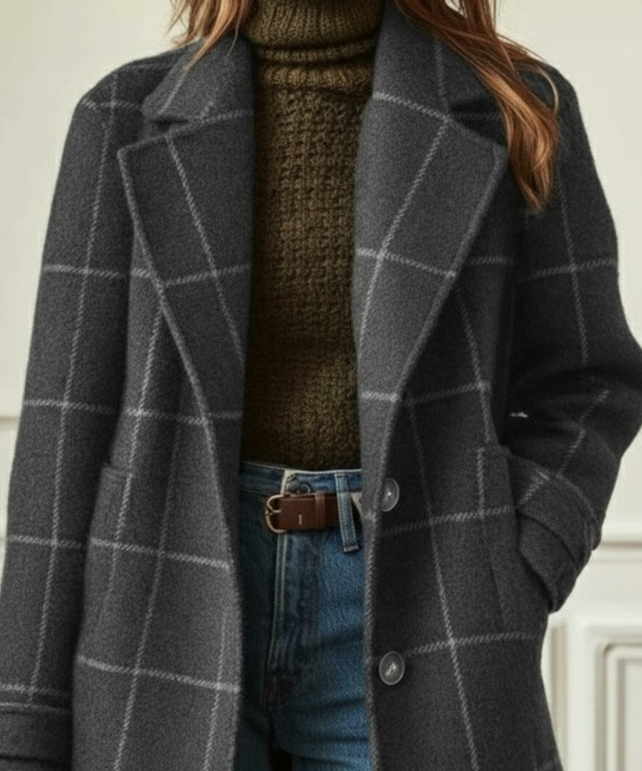 Vue pleine longueur du pardessus femme à carreaux, col revers. Manteau long boutonné, élégant pour la mode automne-hiver.