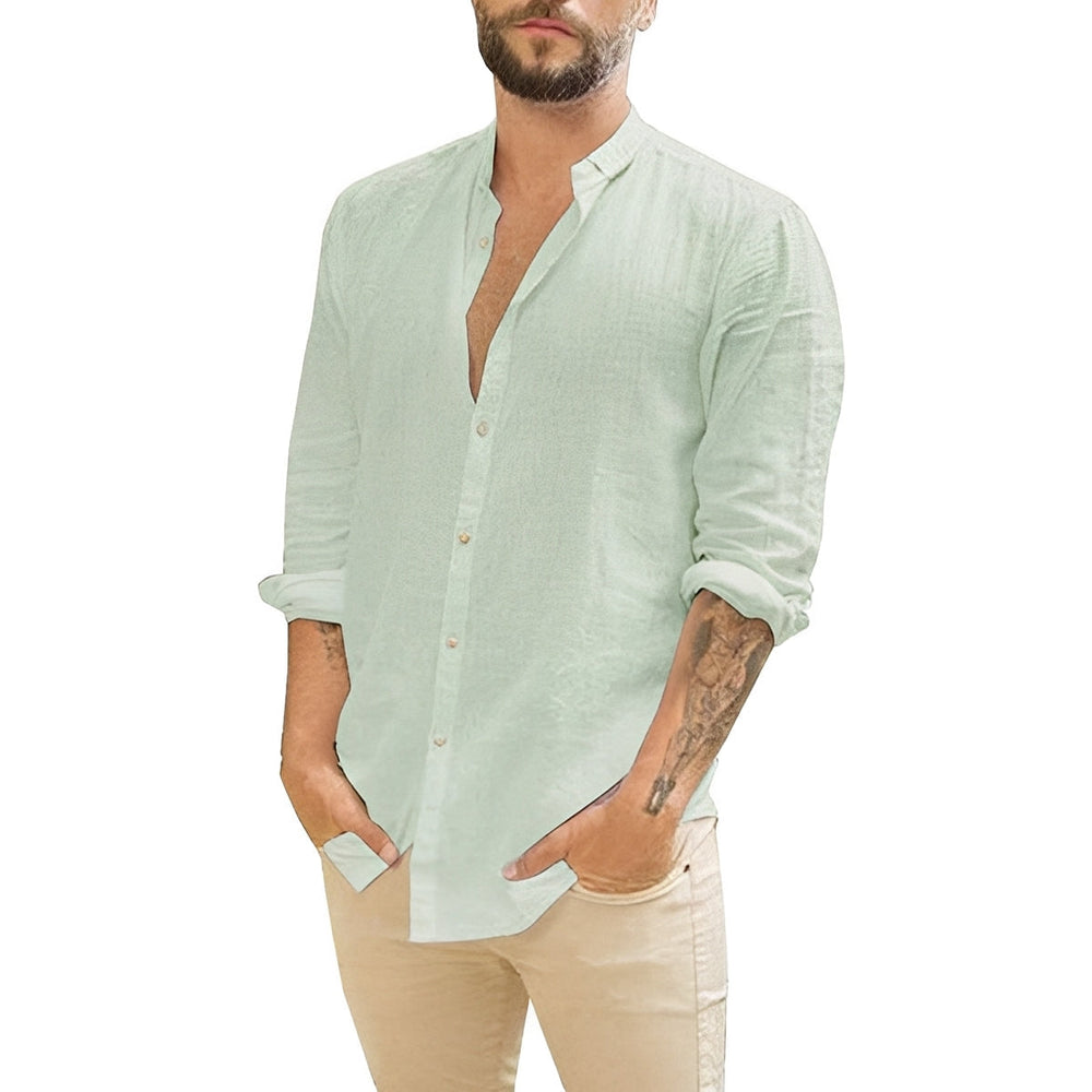 Homme portant une chemise classique décontractée en lin bleu, parfaite pour le bureau ou l'été.