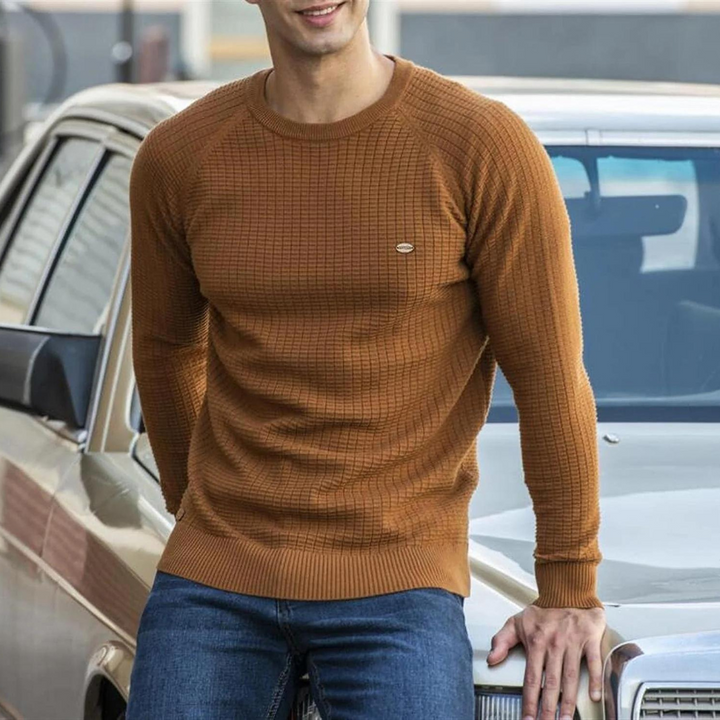 Pull homme casual chic, col rond noir. Parfait pour un look moderne et confortable, toutes saisons.