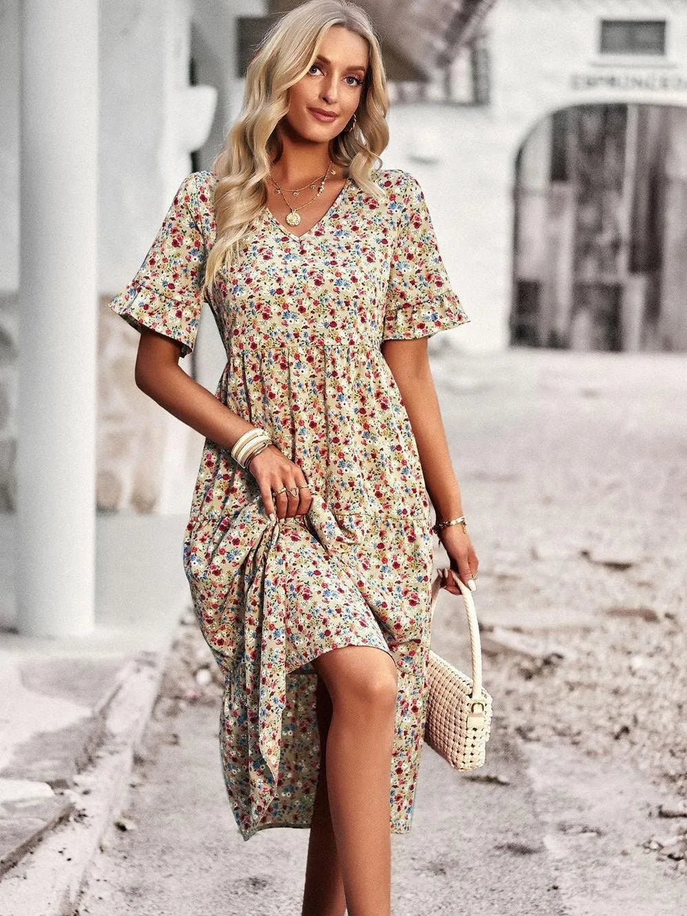 Robe d'été chic femme à manches courtes, fluide et légère. Idéale pour un look estival élégant et confortable.