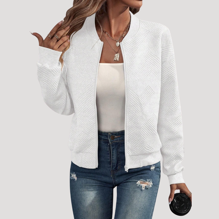 Veste bomber femme texturée avec finitions côtelées. Mode printemps-automne, style décontracté féminin, superpositions.