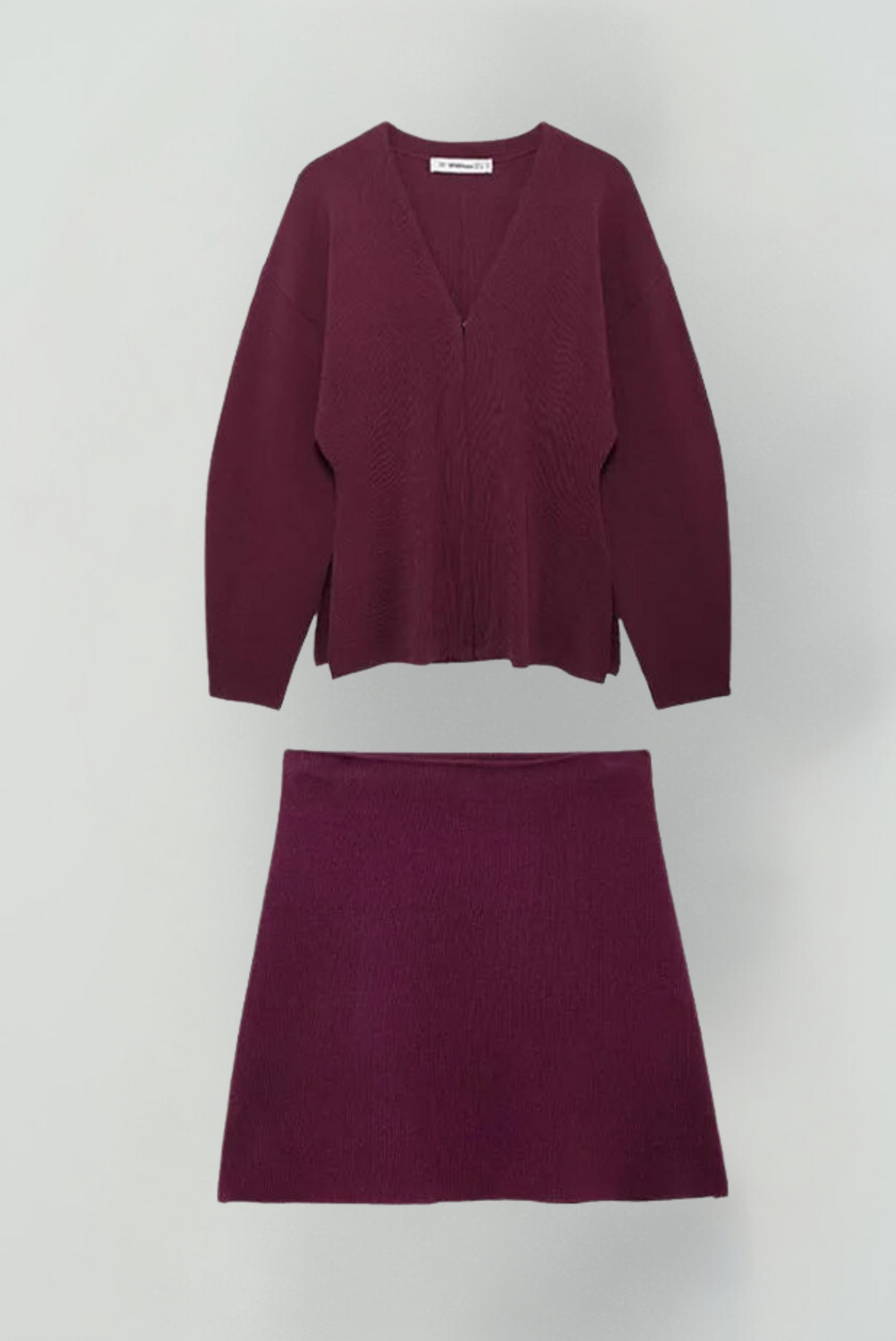Cardigan et jupe tricotés, ensemble deux pièces femme confortable et chic pour l'hiver.