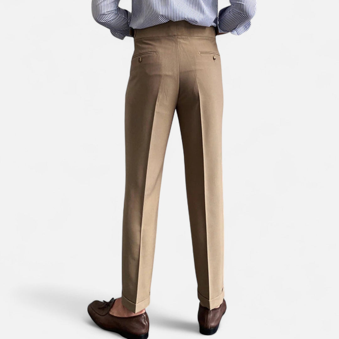 Pantalon homme drapé fluide taille haute en mouvement. Confort et élégance moderne assurés pour un look dynamique.