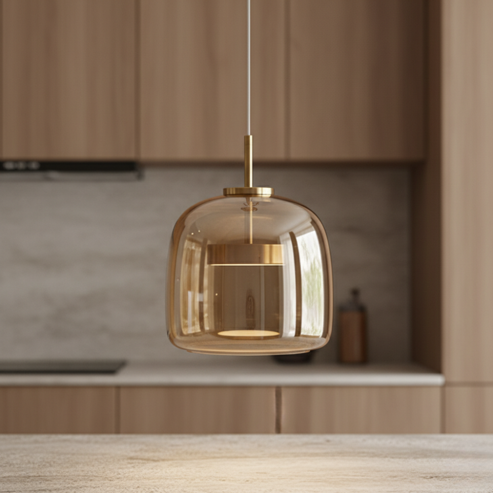 Luminaire suspendu ajustable en verre ambre, style scandinave pour une ambiance chaleureuse.