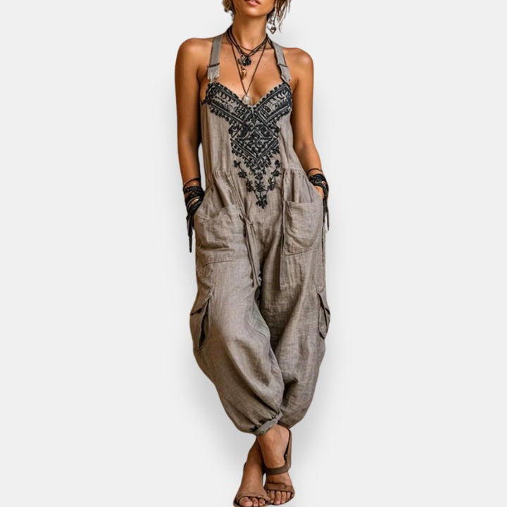 Jumpsuit femme bohème décontractée en tissu fluide avec poches, détails brodés. Parfaite pour vacances et printemps.