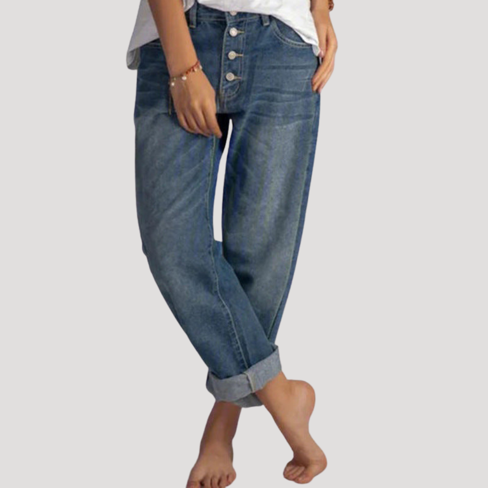 Jeans femme coupe boyfriend bleu décontracté, taille haute à boutons. Idéal pour un look polyvalent printemps-été.