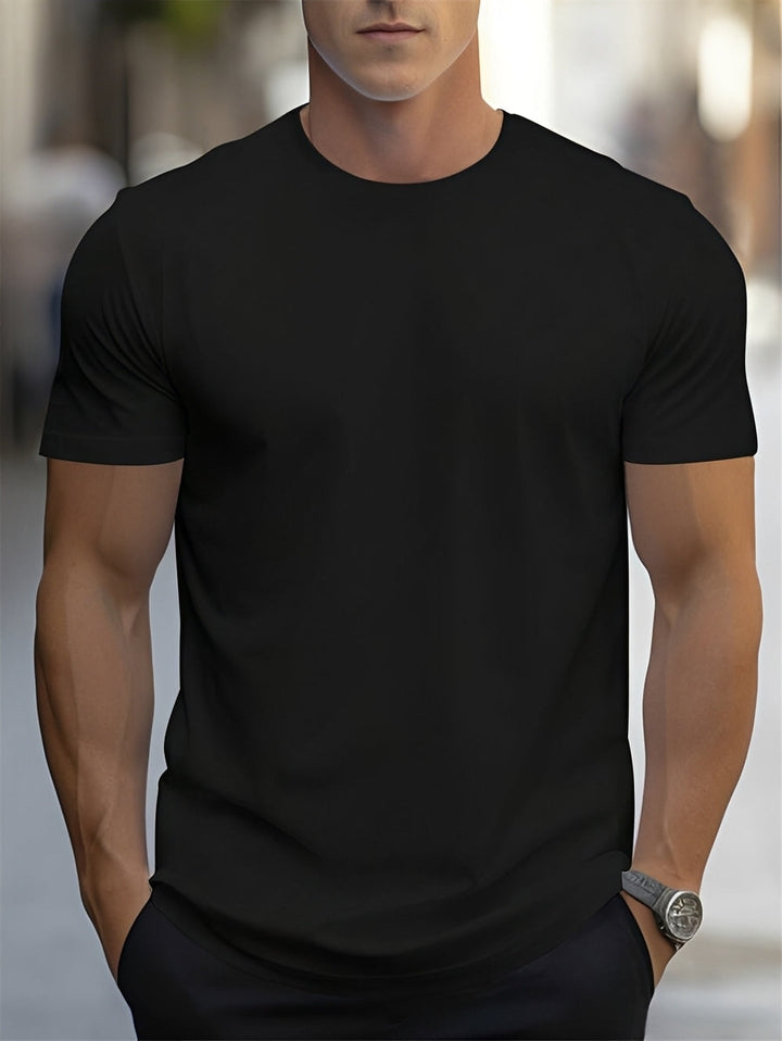 Homme portant un t-shirt basique à manches courtes, style décontracté et confort essentiel pour son vêtement quotidien.
