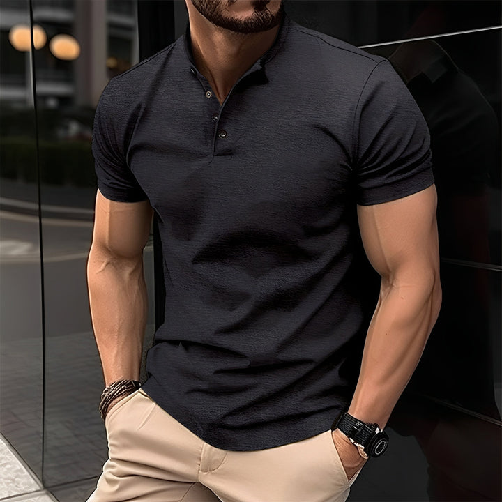 Mode masculine: T-shirt homme boutonné, confortable et polyvalent. Idéal pour un look décontracté chic estival.