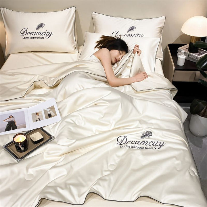 Couette rafraîchissante en soie glacée pour des nuits sans sueur, un indispensable de l'été.