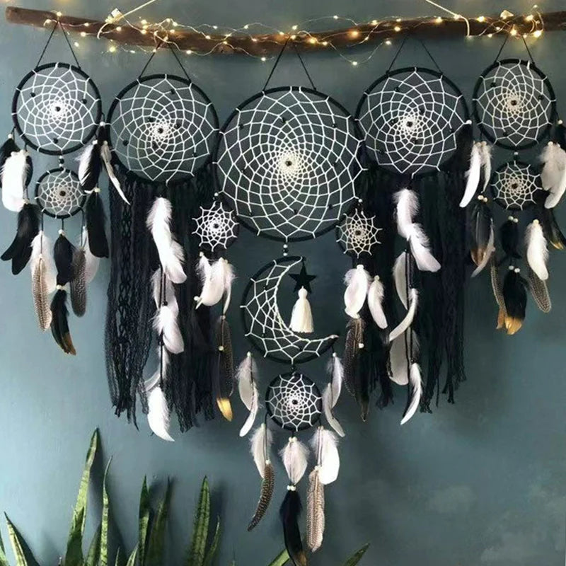 Gros plan sur un capteur de rêves bohème blanc en macramé de coton tressé, fait main, décor mural.