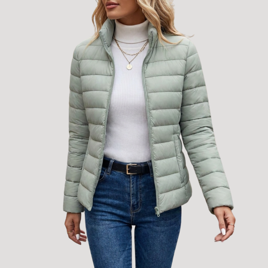Texture matelassée d'une veste femme zippée. Confortable et chaude, parfaite comme vêtement extérieur polyvalent.
