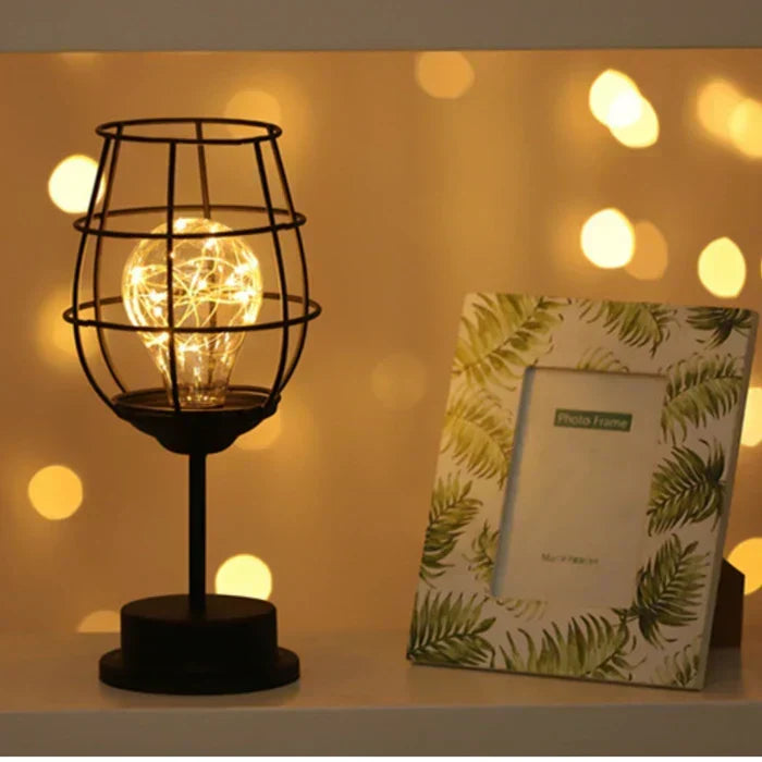 Lampe de table LED au design élégant, offrant une lumière douce et économe en énergie.