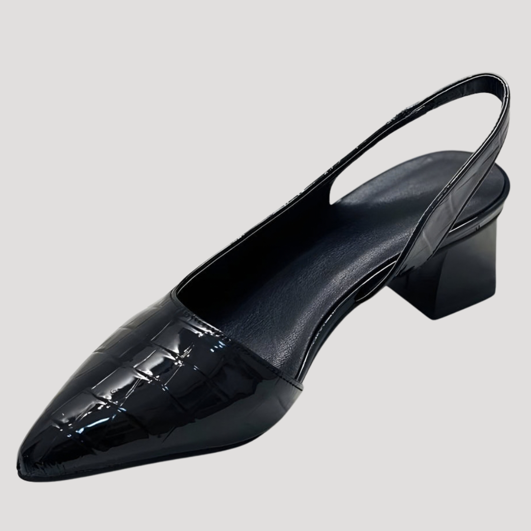 Détail des escarpins femme à talon bas stable et bout pointu raffiné. Chaussures élégantes et confortables.