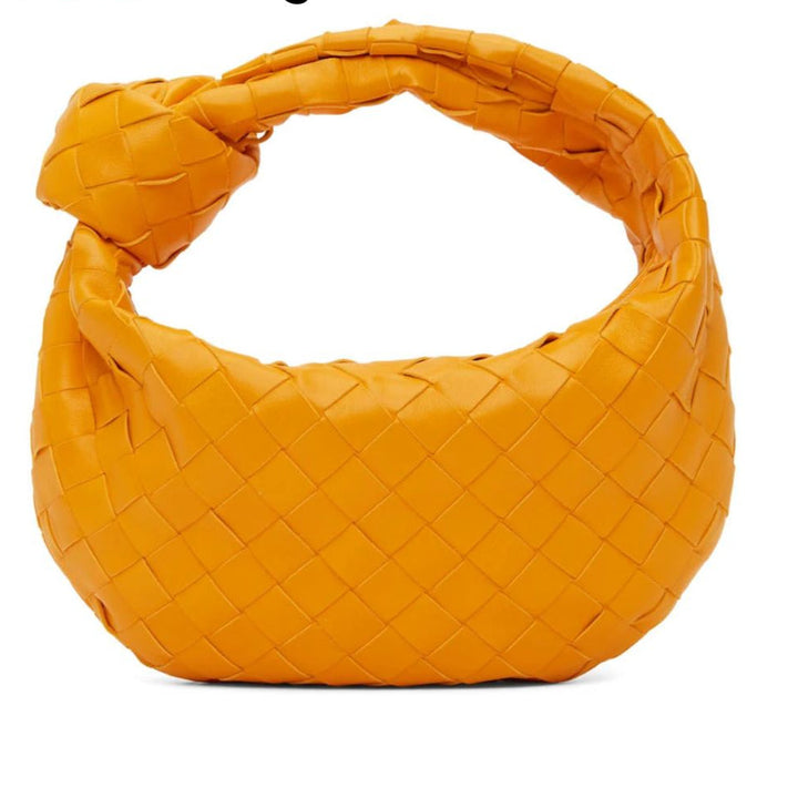 Sac bandoulière tressé en simili-cuir végétalien, un accessoire de mode moderne et polyvalent.