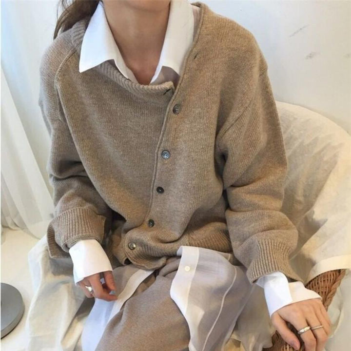 Pull cardigan femme polyvalent, idéal pour toutes saisons. Style confortable et chic, disponible en brun, gris et vert.