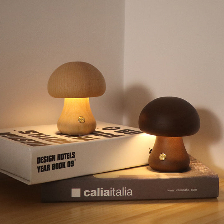 Décoration maison: Lampe de table champignon en bois vintage, créant une ambiance chaleureuse.