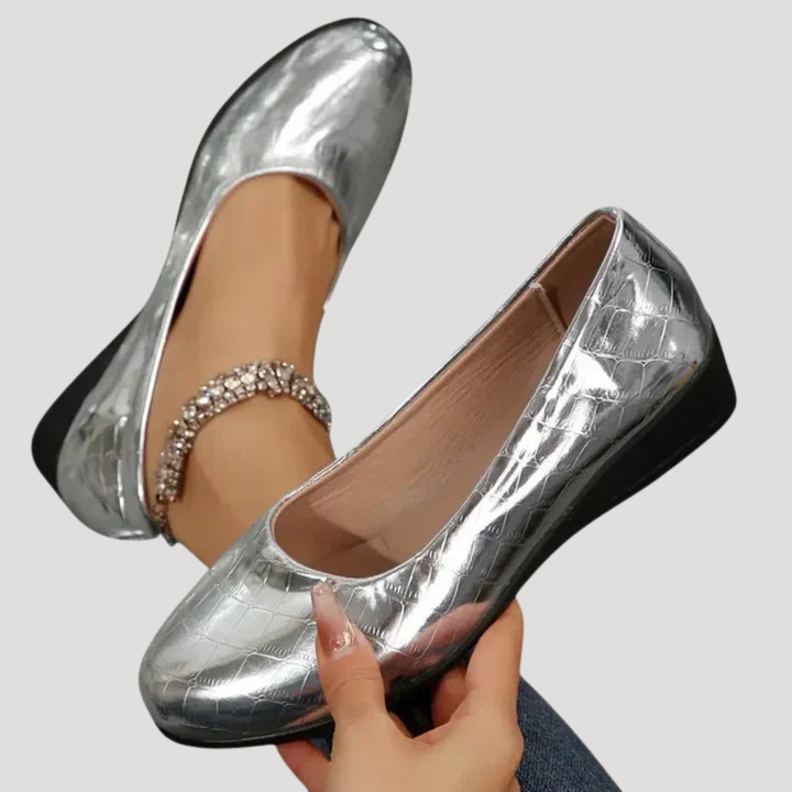 Ballerines compensées bleu marine femme, confortables et décontractées. Chaussures plates chic pour un style mode actuel.