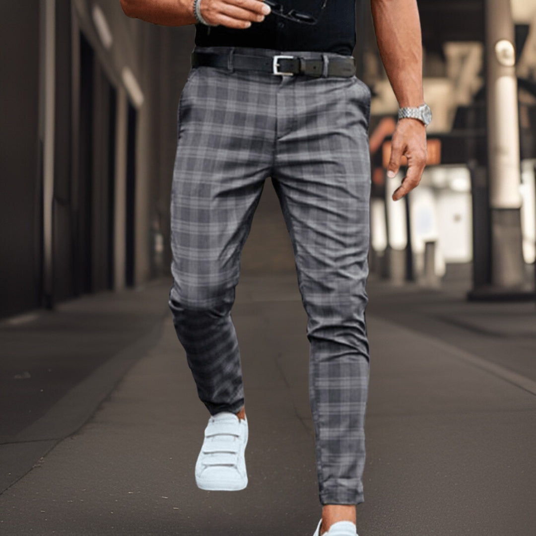 Pantalon homme Juliano slim fit à carreaux. Disponible en gris, beige, bleu, vert. Chic et polyvalent.