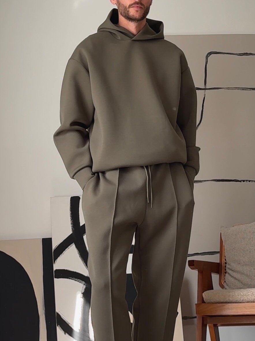 Ensemble jogging homme gris minimaliste. Survêtement décontracté deux pièces pour confort urbain et style casual.
