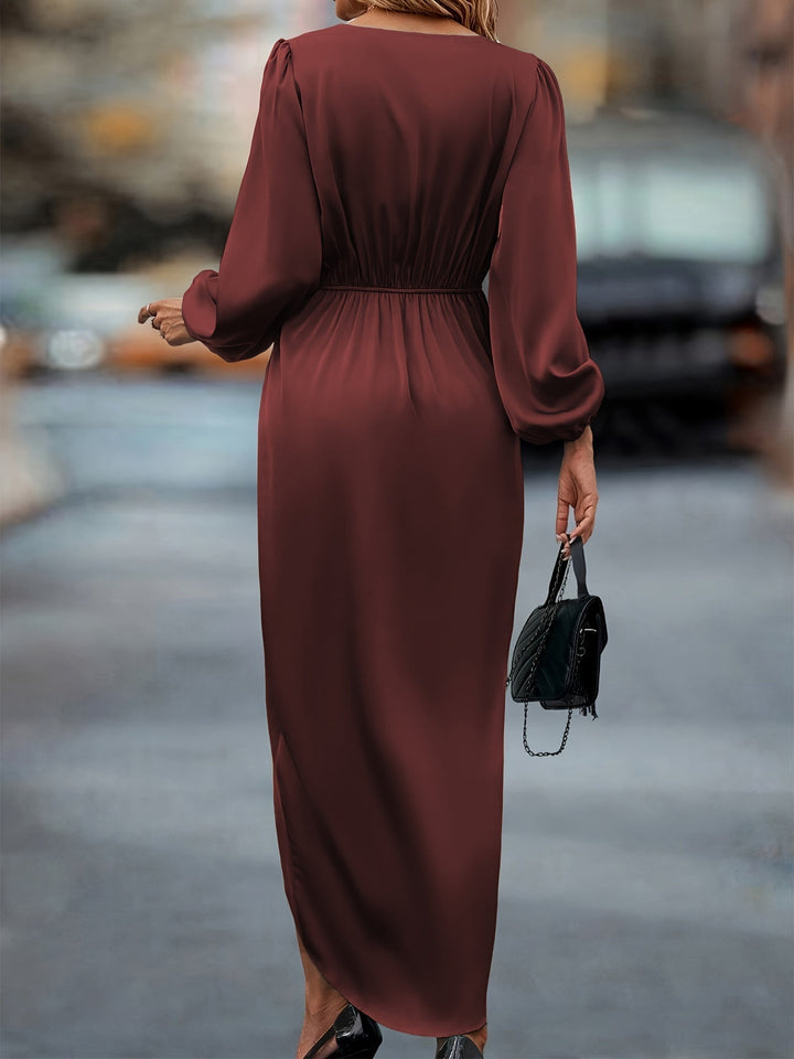 Robe chic femme à manches ballon, ourlet asymétrique. Tenue parfaite pour une soirée spéciale ou un cocktail.
