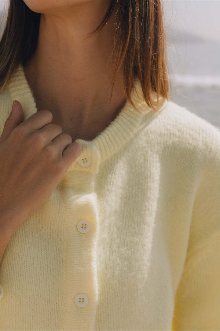 Élégant cardigan boutonné pour femmes, tricot doux, manches longues, parfait pour superposer en toute saison.