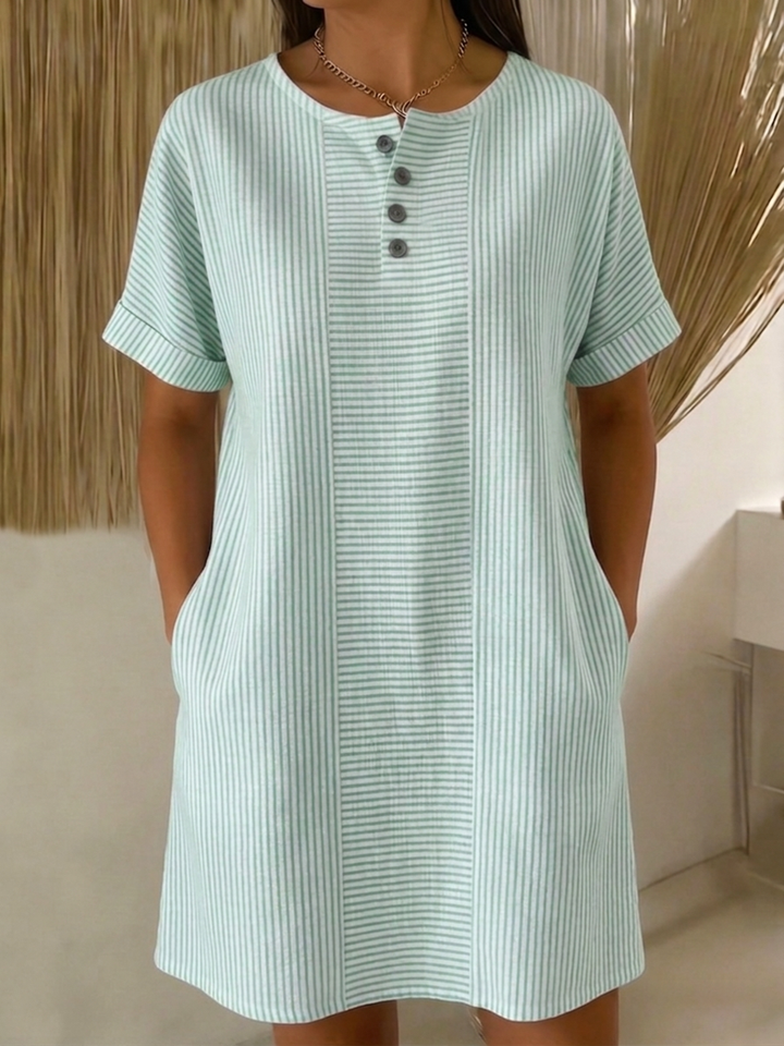 Look printemps été décontracté chic: robe ample femme en coton lin, col Henley. Confort et élégance assurés.