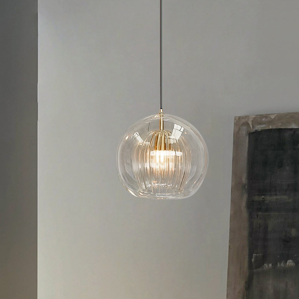 Lampe suspendue globe en verre clair, touche design moderne pour toute pièce intérieure.