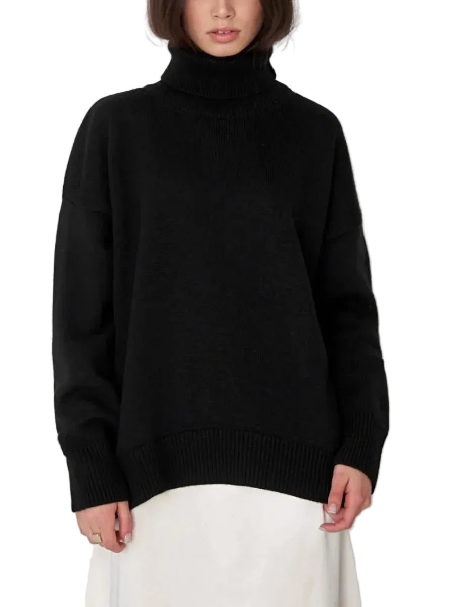 Chandail femme oversize, col roulé, alliant chaleur et élégance casual moderne.