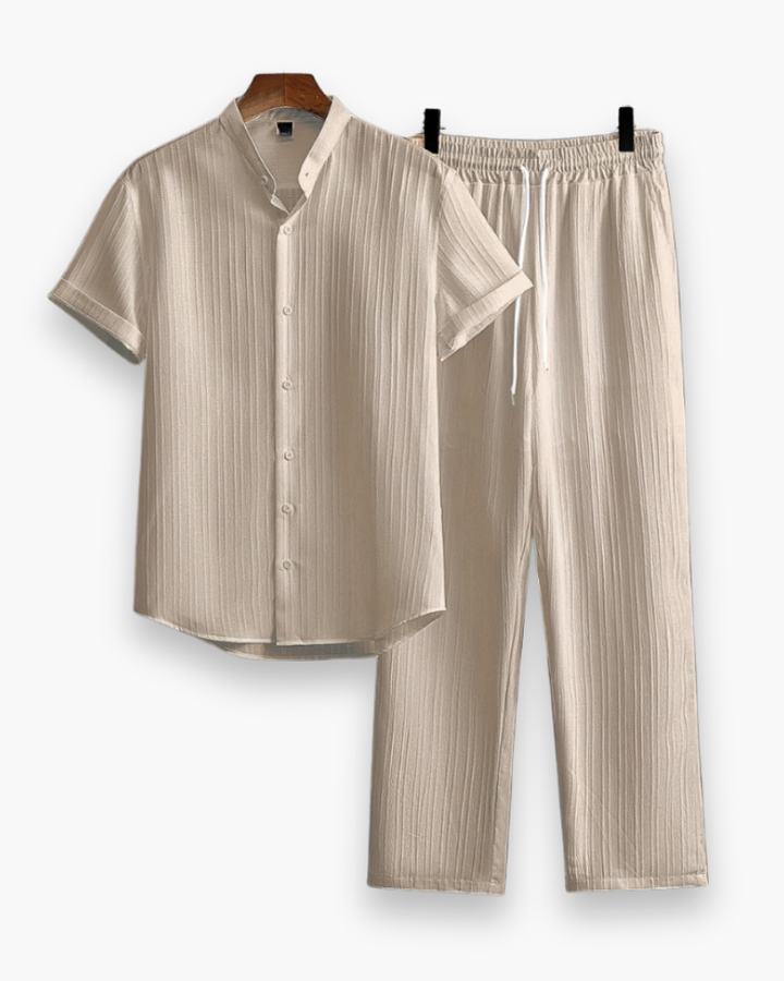Tenue homme estivale décontractée, chemise et pantalon respirant. Idéal pour les vacances et le style mode masculine.